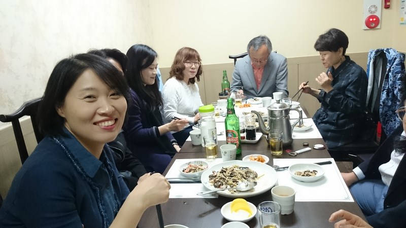 Repas mérité avec les étudiants de l'université Seongkonghoe de séoul