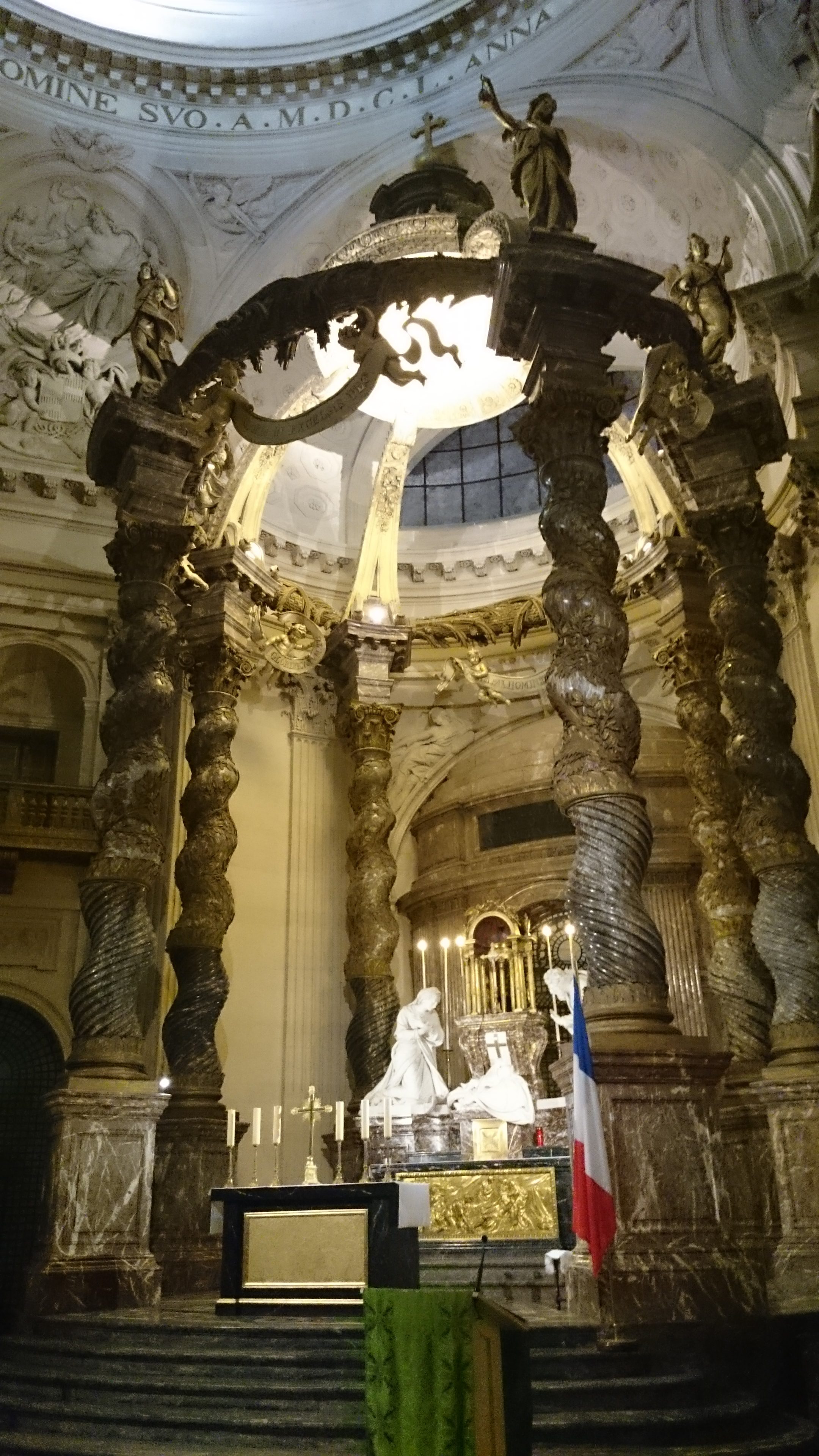 vue intérieure de l'église du Val de Grâce à Paris