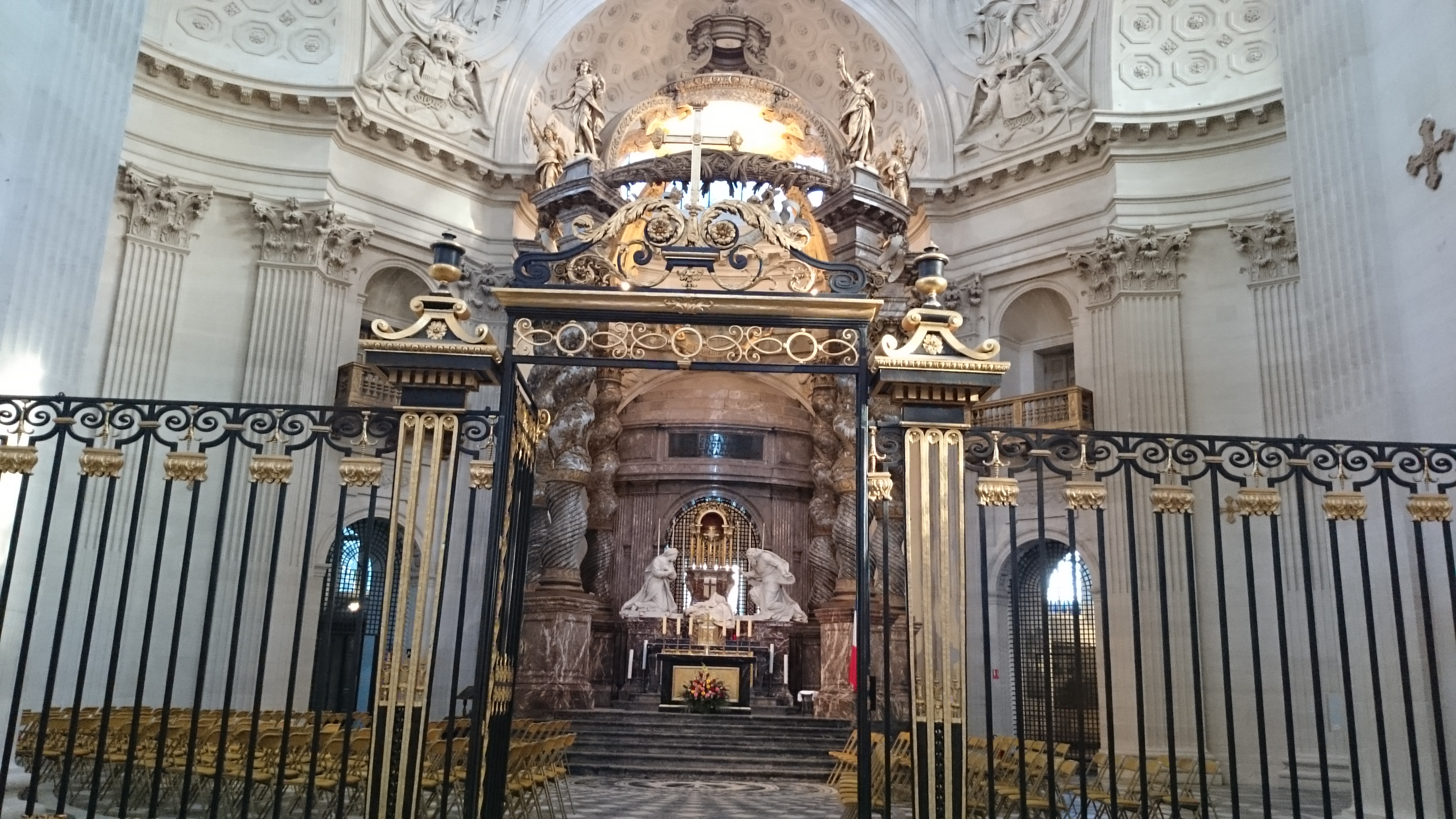 vue intérieure de l'église du Val de Grâce à Paris