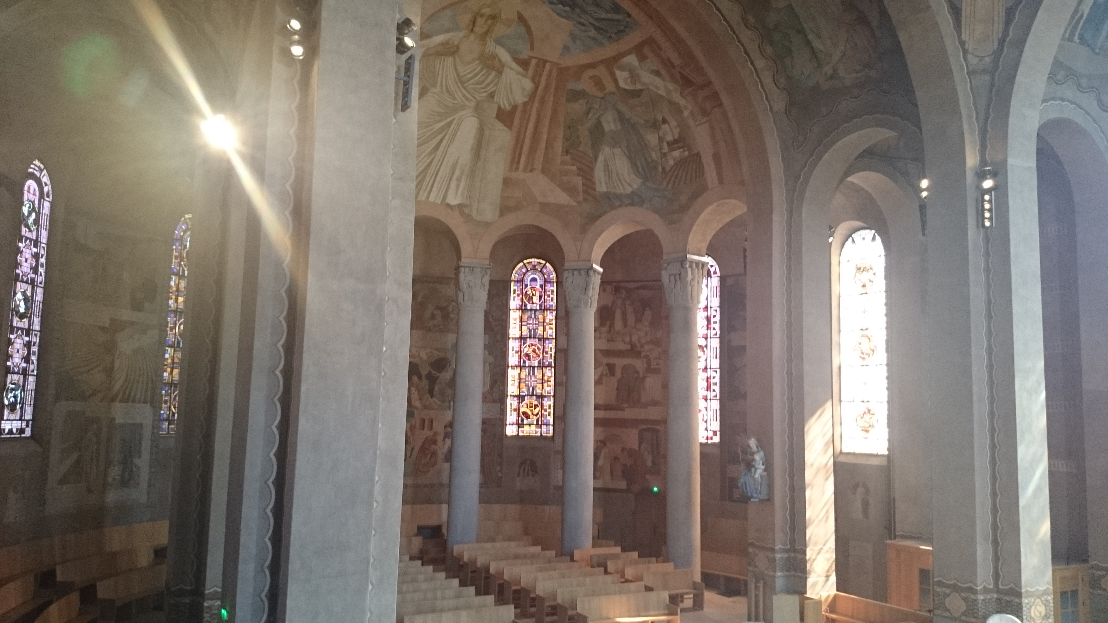 Interieur de la Cathédrale de Nanterre Concert Willy Ippolito